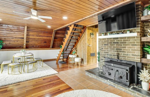 Ruby House | Hot Tub, Fire Pit and Patio A-Frame Stafford Cabin