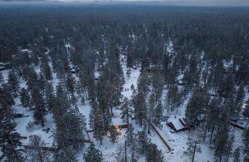 Sisters House | Hot Tub, Fire Pit, Dog Friendly, Heart of Sisters, Amenities