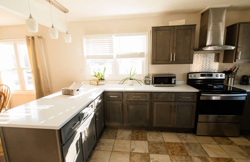 Somerset Cottage | HOT TUB, FIRE PIT, FENCED YARD, FIREPLACE, COUNTRY TRANQUILITY 100 meg internet