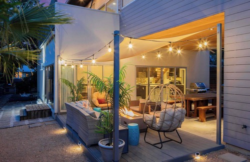 Swede Hill House | Hot tub, fire pit, game&yoga lawn, Walk to Dtown!