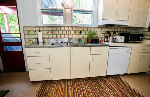 Squirrel Hill House | Hot Tub, Fire Pit, Parking ,5-Bedroom near museums, parks, Carnegie Mellon &PIT