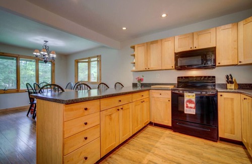 Londonderry House | – Hot Tub, Firepit, walkable skiing/restaurants and More!