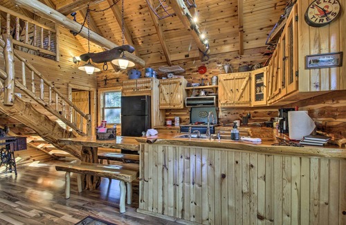 Goodson Cabin | Hot Tub & Fireplace! Macks Creek Cabin on 30 Acres