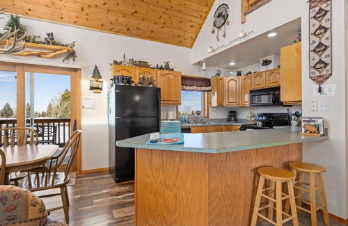 Red Lodge House | Hot Tub & Fireplace - Mountain View Tee and Ski