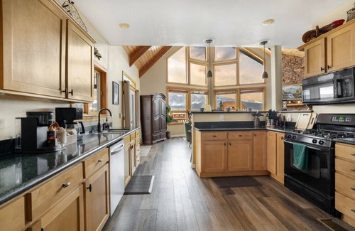Fort Valley Cabin | Hot tub, Forest edge, fireplaces game room
