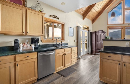 Fort Valley Cabin | Hot tub, Forest edge, fireplaces game room