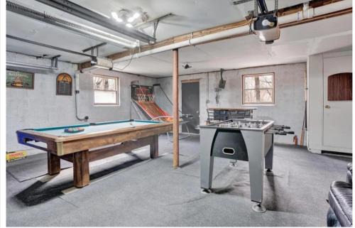 Briar Crest Woods Ski Chalet | Hot Tub, Game Room, Fire Pit, Movie Room, Beach and More!