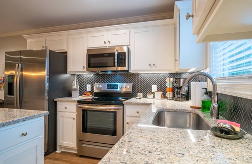 Helen House | Hot-Tub+Game Room-Screened in Back deck with Fireplace-Walk to Helen