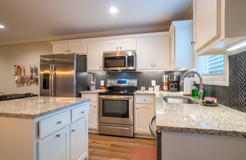 Helen House | Hot-Tub+Game Room-Screened in Back deck with Fireplace-Walk to Helen