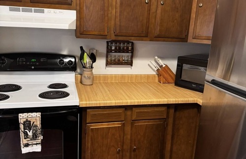 White Pine House | Hot tub gaming house.