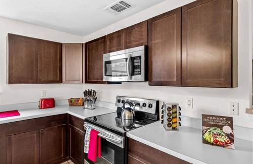 Heritage House | *HOT TUB* Garden Spa Near Sea World, Six Flags, Lackland, and Downtown