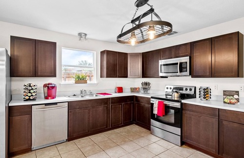 Heritage House | *HOT TUB* Garden Spa Near Sea World, Six Flags, Lackland, and Downtown