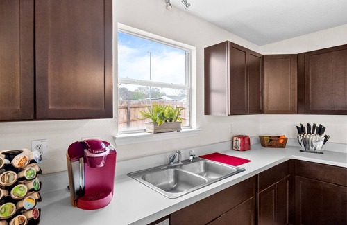 Heritage House | *HOT TUB* Garden Spa Near Sea World, Six Flags, Lackland, and Downtown