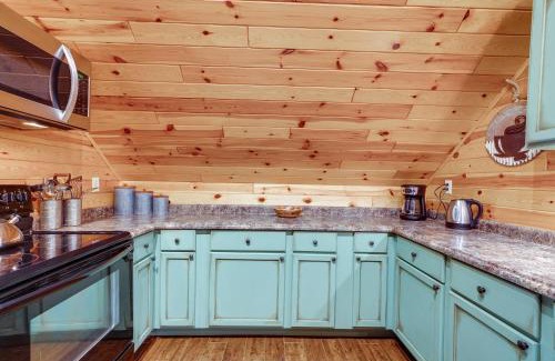 Amanda House | Hot Tub Haven 10 Mi to Hocking Hills State Park!