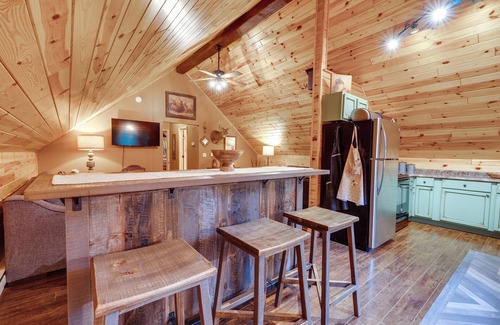 Amanda Cabin | Hot Tub Haven 10 Mi to Hocking Hills State Park!