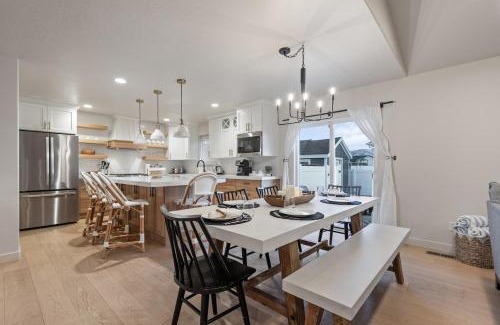 Heber House | Hot Tub, Heber Home, Pet-Friendly, Games, Sleeps 13 Guest!