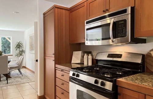 Clinton Apartment | Hot Tub I Peleton I King Bed I Whidbey Island