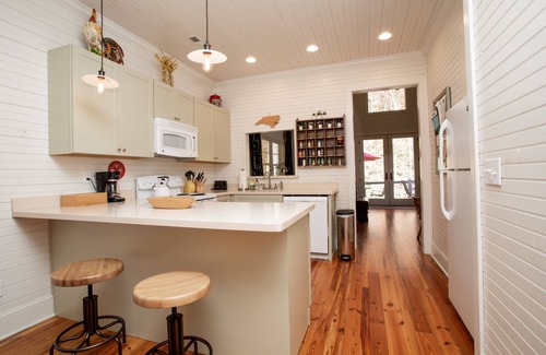 Old Fort Cottage | Hot Tub! Jarrett Creek Cottage bike/walk to breweries, ice cream, cafes, shops