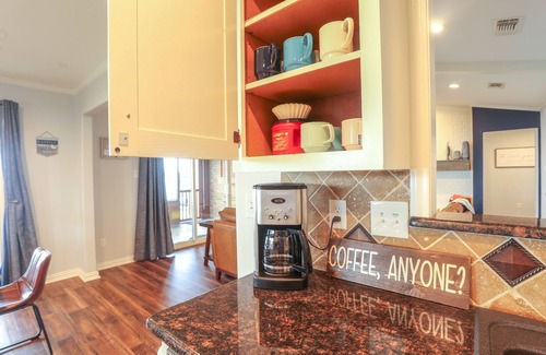 Emory House | Hot Tub, Kayaks, Underwater Fishing Light! Luxurious Pitch-n-Skip Hideaway!