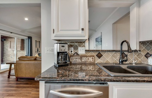 Emory House | Hot Tub, Kayaks, Underwater Fishing Light! Luxurious Pitch-n-Skip Hideaway!