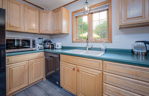 Apple River Cabin | Hot Tub! King Beds! Fire Pit! Game Room! 4bd/3ba Log Cabin!