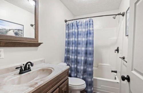 Lansing Apartment | Hot Tub! LRG Home! Sleeps 16!Near Ithaca! Dogs OK