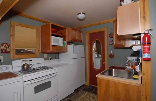 Evergreen Cabin | Hot Tub Mind Serene-Serenity Chalet 15 mins from the lake