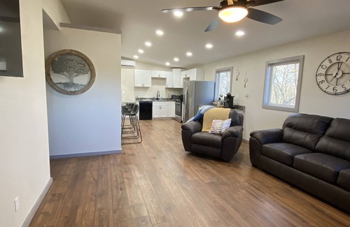 Hatfield House | Hot Tub Mountainside 2-BR Cabin near Mena