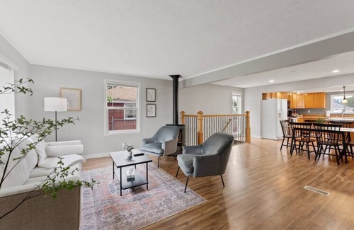 Spokane House | Hot Tub + Movie Nights | Ultimate Chill House