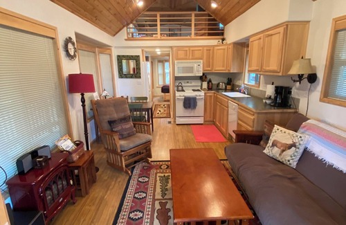 Ashland Cabin | Hot Tub! Peaceful Mountain Cabin at Hyatt Lake