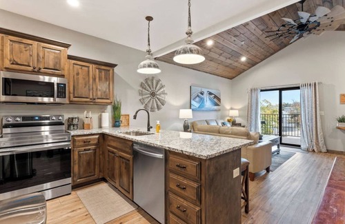 Indian Point Cabin | Hot Tub/Pickleball/Boat Slip/Pool/7 BR! Silver Dollar City 2 Min!