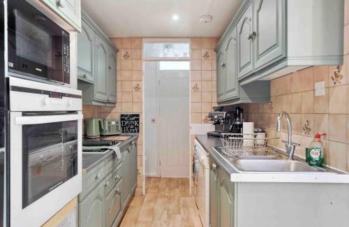 Canterbury House | Hot Tub - Pool Table - Free Parking - Sleeps 12