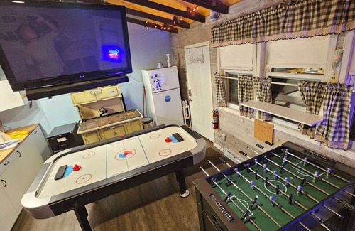 Rideau Heights House | Hot Tub Relax Haven + Firepit & Gameroom