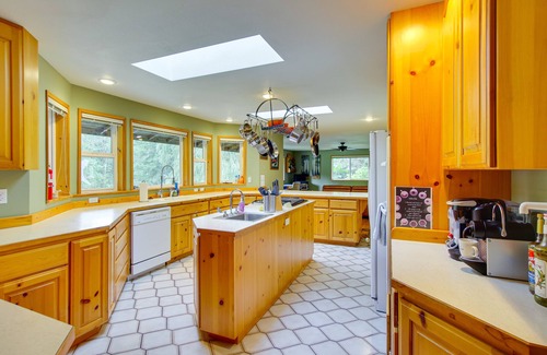 Startup House | Hot Tub: Riverfront Retreat 4 Mi to Wallace Falls