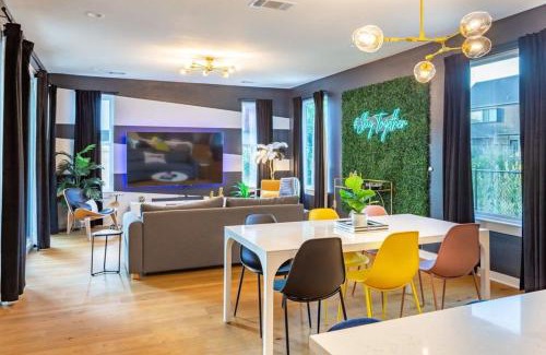 Govalle House | Hot Tub Time Machine - Clubhouse - DT 6 Min Drive