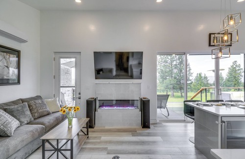 Eureka House | Hot Tub & Views: 'Sunset Valley Retreat' in Eureka