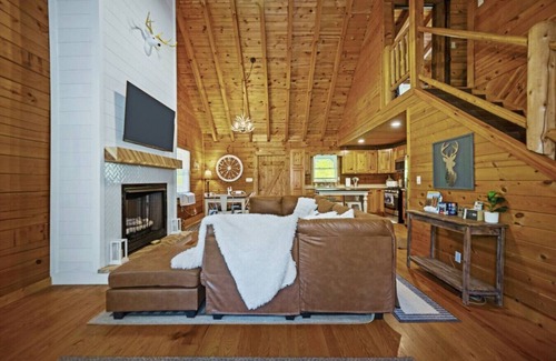 Hazel Green Cabin | Hot Tub, WiFi, Firepit - HazelBrook Haven