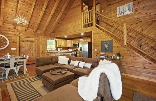 Hazel Green Cabin | Hot Tub, WiFi, Firepit - HazelBrook Haven