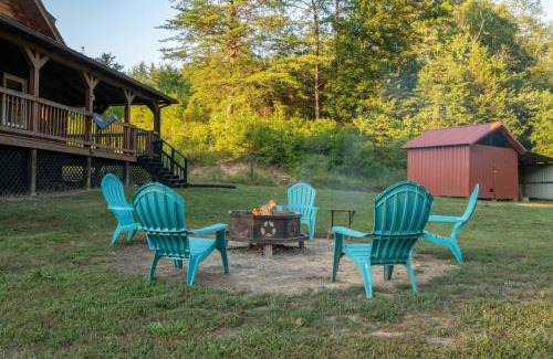 Hazel Green House | Hot Tub WiFi Firepit HazelBrook Haven