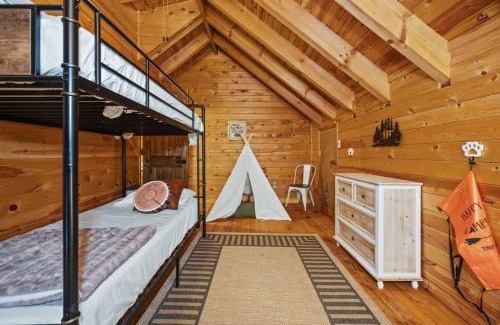 Hazel Green House | Hot Tub WiFi Firepit HazelBrook Haven