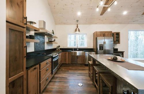 Primrose House | Hot-Tub Wifi Fireplace - Honeysuckle Bridge