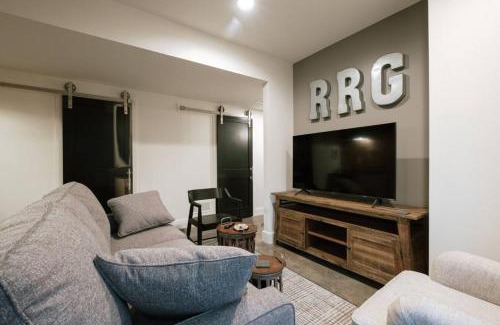 Primrose House | Hot-Tub Wifi Fireplace - Honeysuckle Bridge