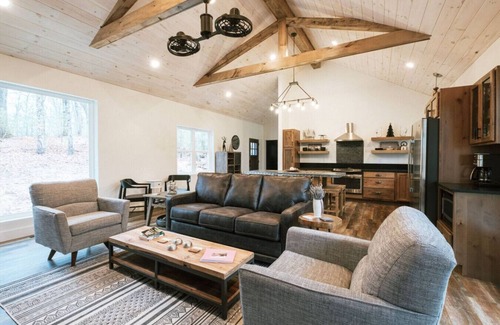 Primrose Cabin | Hot-Tub/Wifi/Fireplace - Honeysuckle Bridge