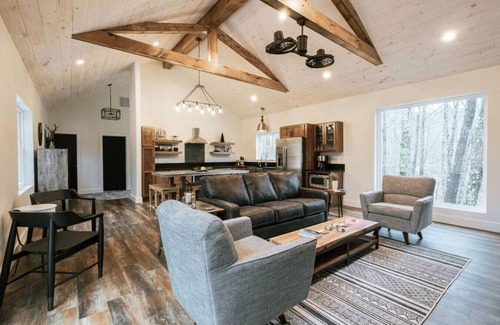 Primrose Cabin | Hot-Tub/Wifi/Fireplace - Honeysuckle Bridge