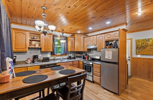 Stanton Cabin | Hot Tub & WiFi - Intimate Cabin - Snuggle Inn