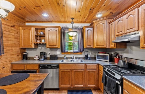 Stanton Cabin | Hot Tub & WiFi - Intimate Cabin - Snuggle Inn