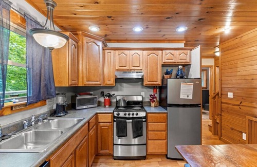 Stanton Cabin | Hot Tub & WiFi - Intimate Cabin - Snuggle Inn