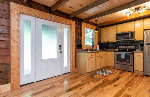 Stanton Cabin | Hot Tub, WiFi & Pet-Friendly - Secluded Family Getaway - Pilot Point - Red River Gorge, Kentucky!