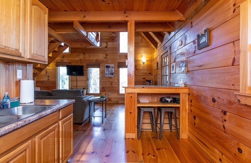 Campton Apartment | Hot Tub & WiFi - Small Family Cabin - Sunrise