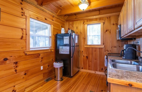 Campton Apartment | Hot Tub & WiFi - Small Family Cabin - Sunrise